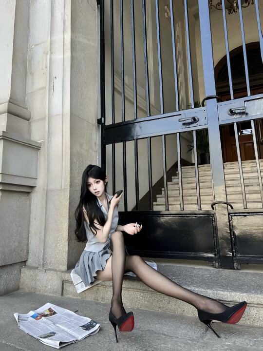 Gray office lady