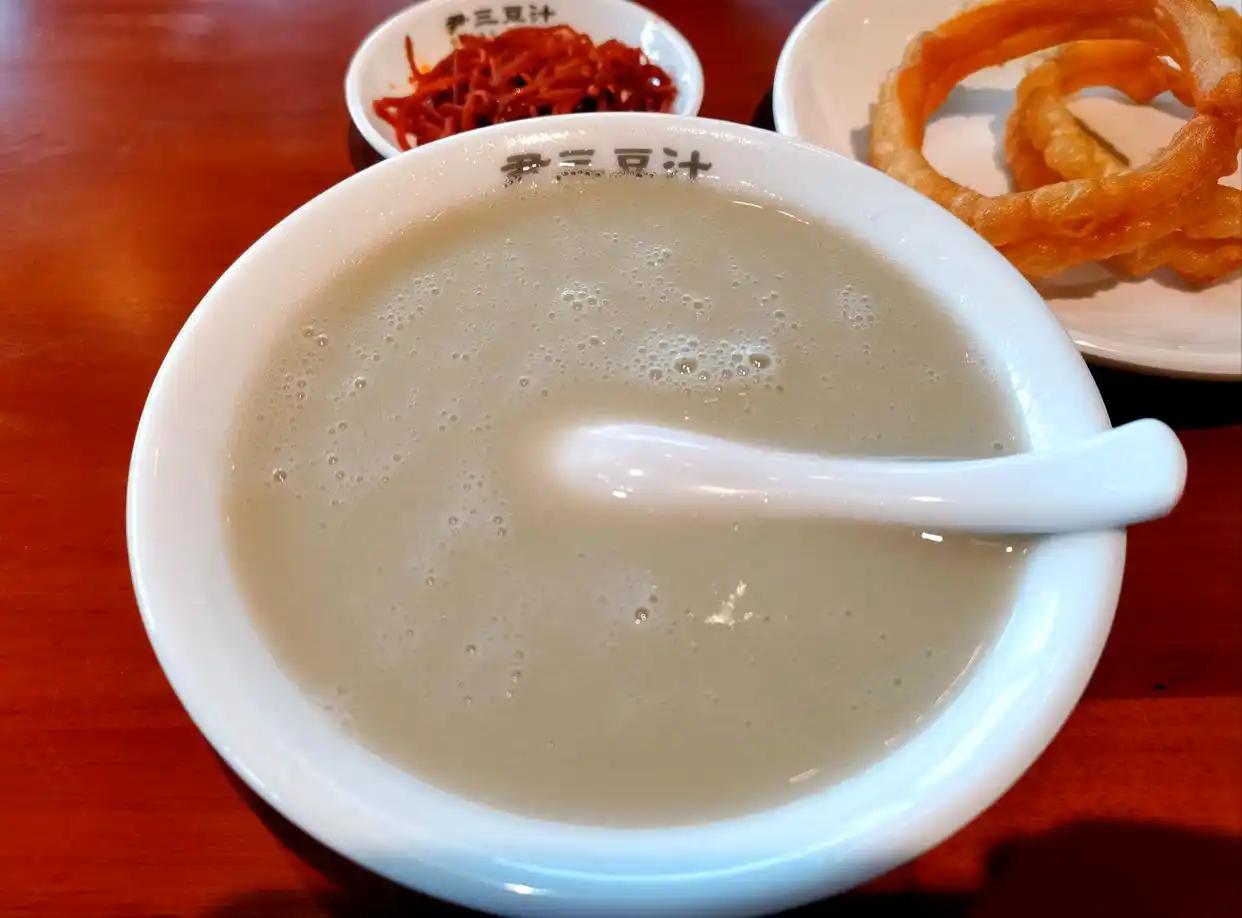要说北京的代表美食，豆汁儿绝对是一个绕不过的话题。

不论是那些喝上一口就再也离