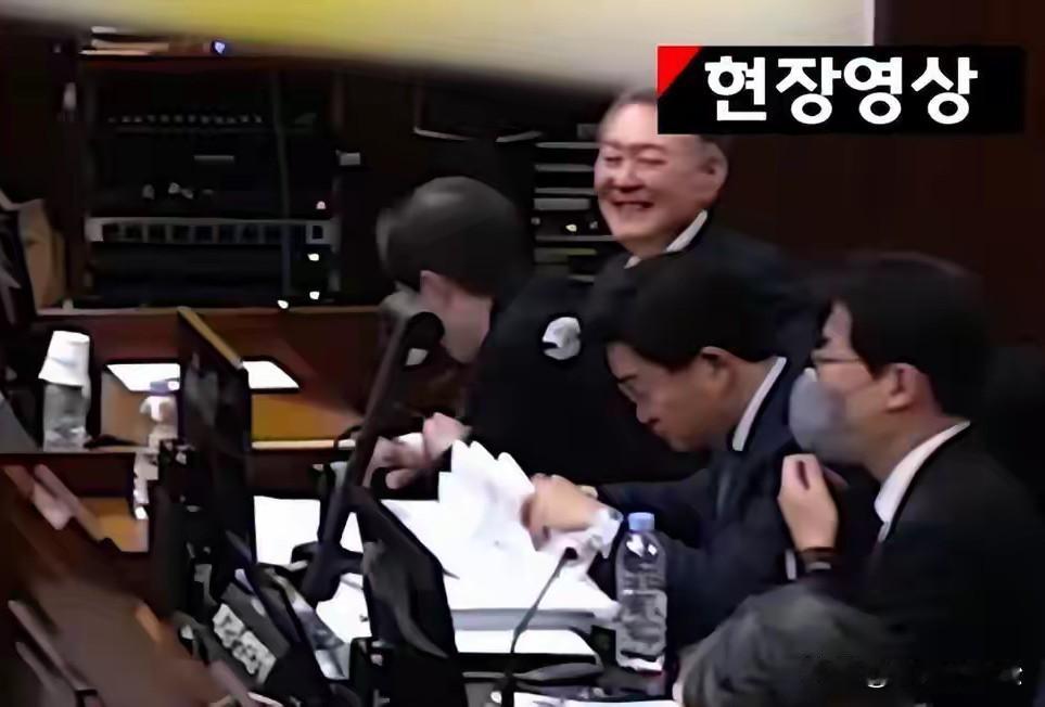 韩国总统为什么很难善终?
尹锡悦强颜欢笑掩饰死刑！
检方从9日憋到13日，13日