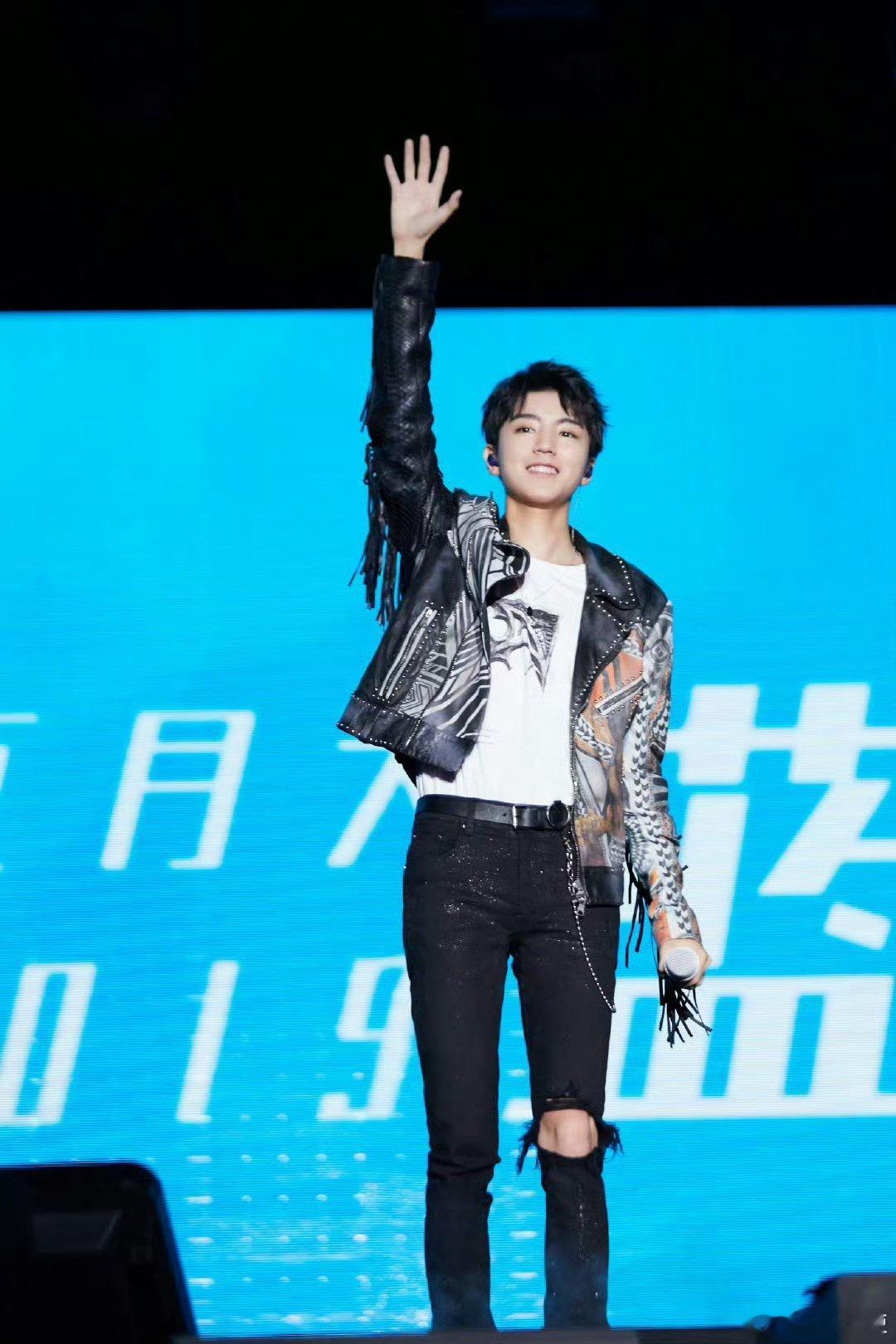 王俊凯与五月天之间的互动与合作，是两代音乐人之间一段持续多年的友好情谊与专业欣赏