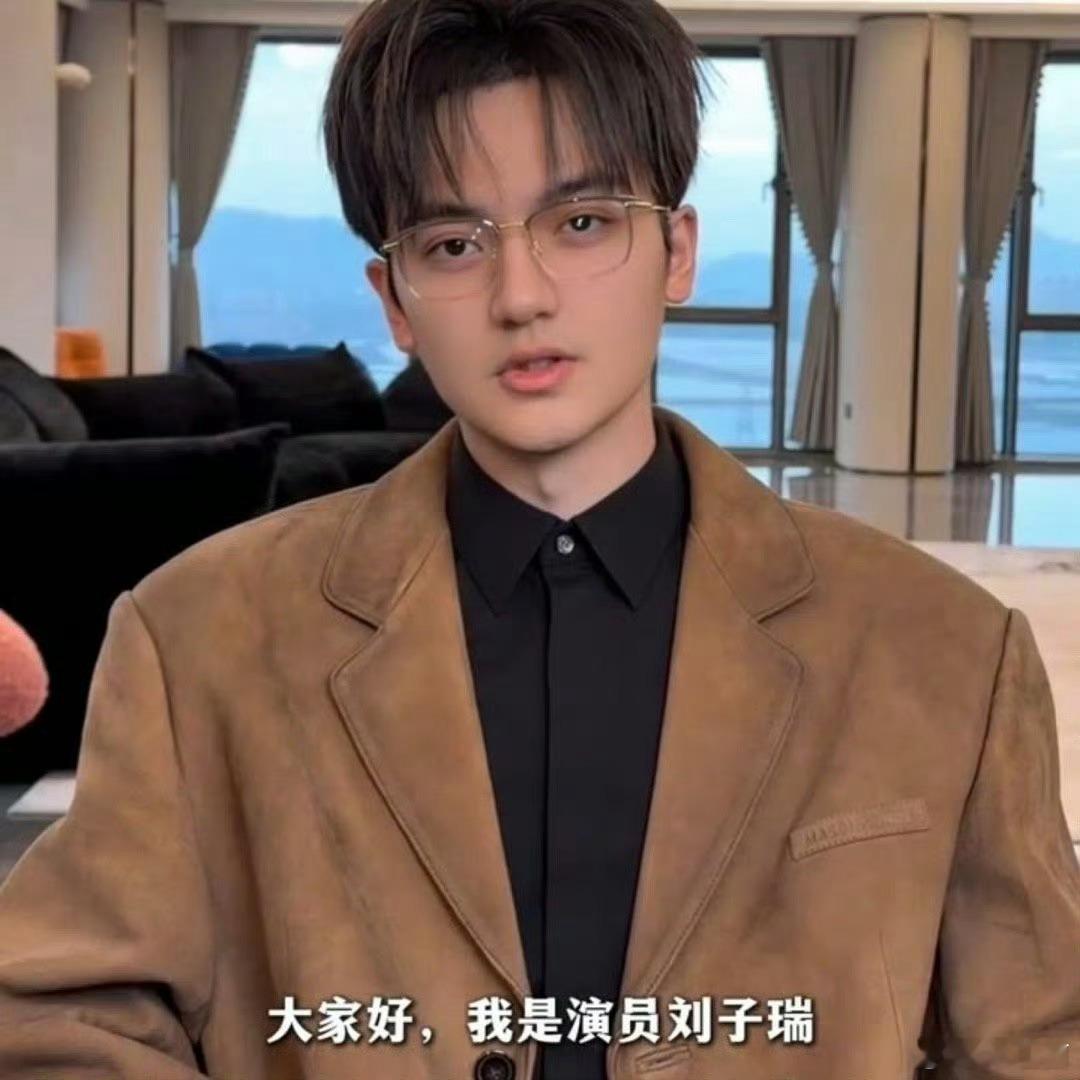 李心艾老公宣布退圈退啥圈啊 长得不赖 演短剧呗 