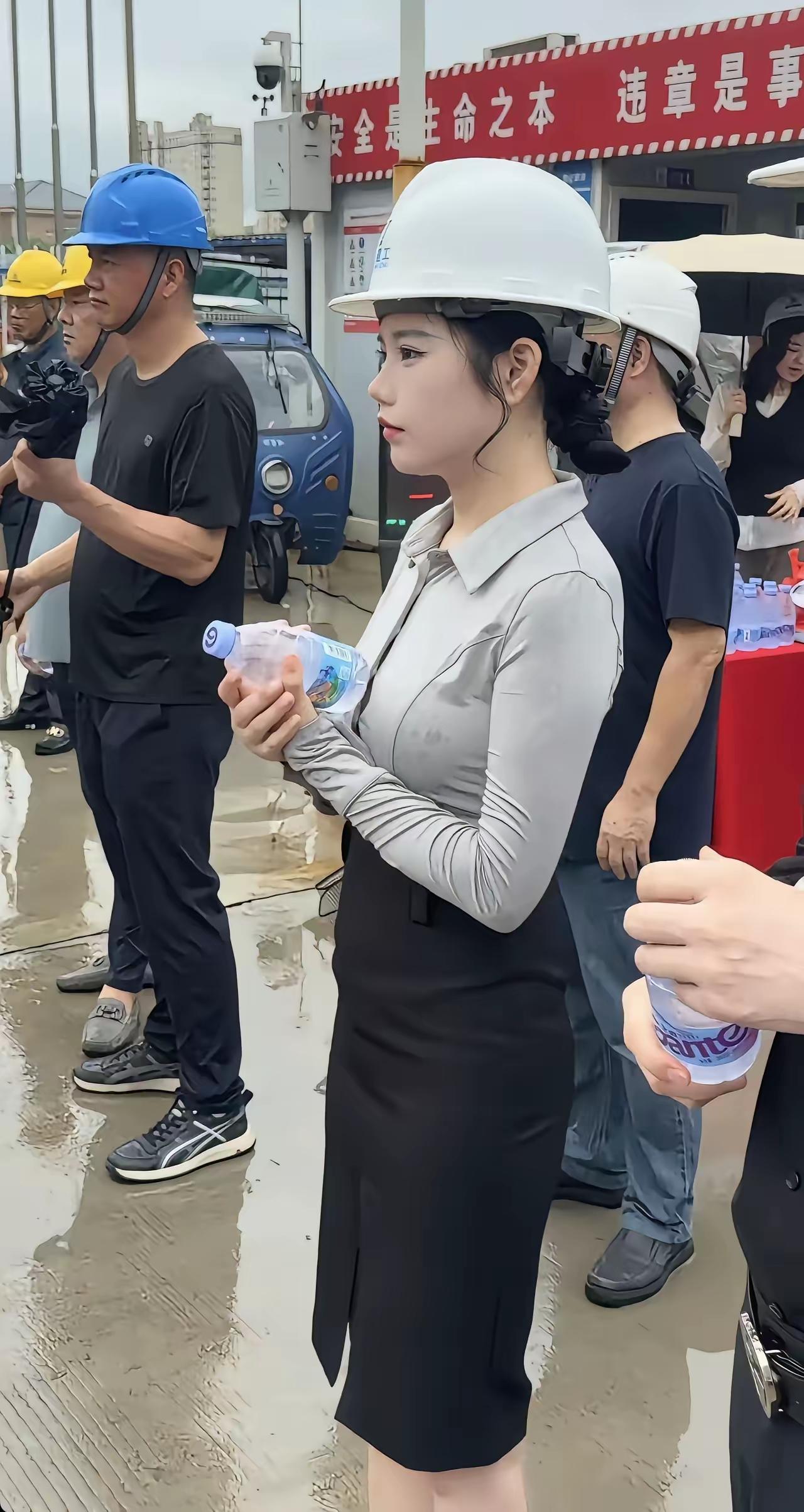 一张现场照片意外走红，

画面里头戴白帽的年轻女生引来众人热议，大家都在好奇白帽