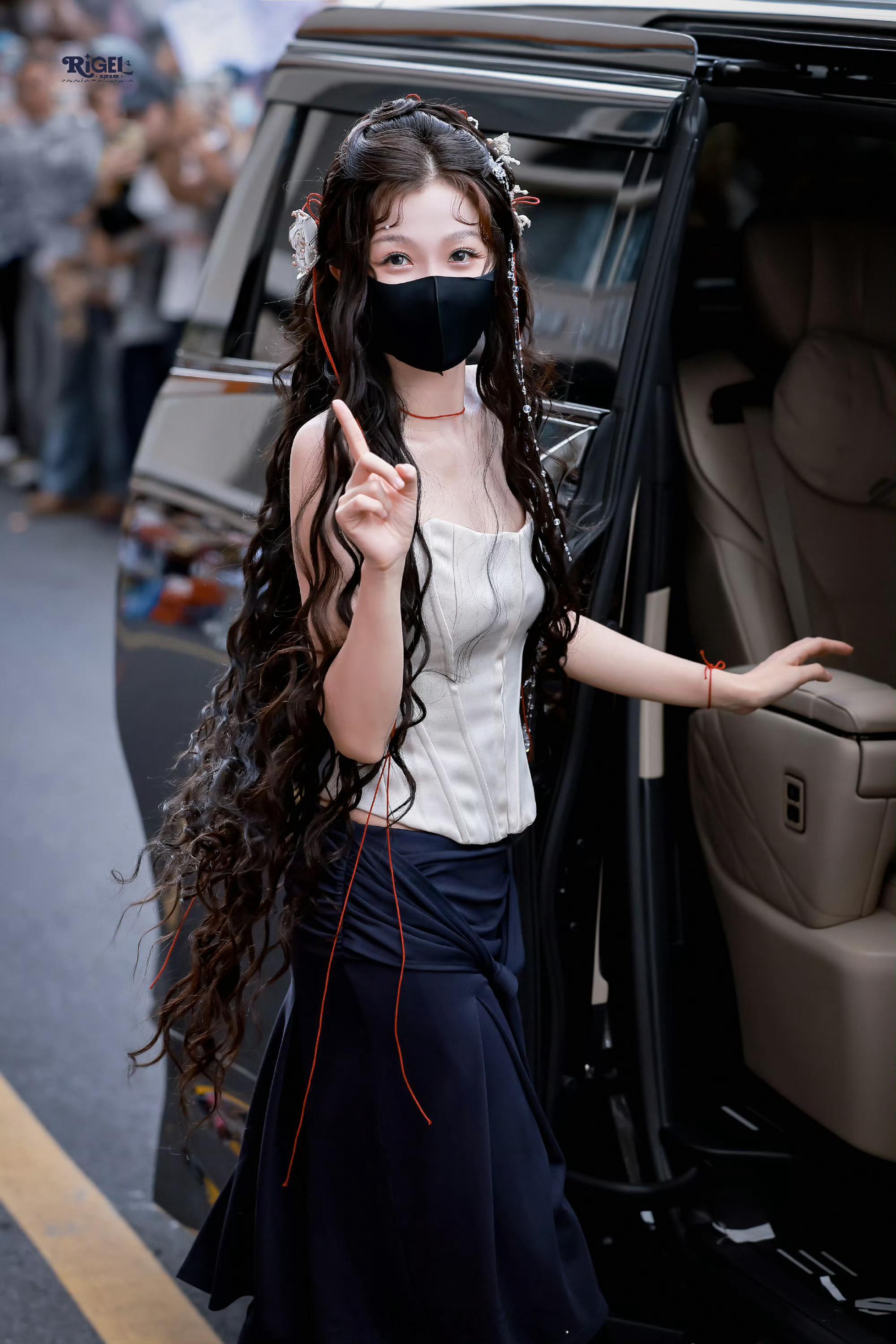 虞书欣 高妹每次路透都让我对虞书欣的身高有了实感完全是高挑大美人来的～ 