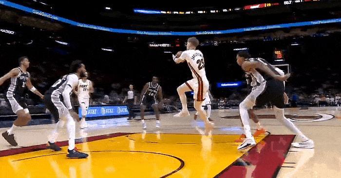 隔扣文班！小梅梅这球打得真虎啊！
在今天NBA季前赛热火对阵马刺的第一节比赛中，
