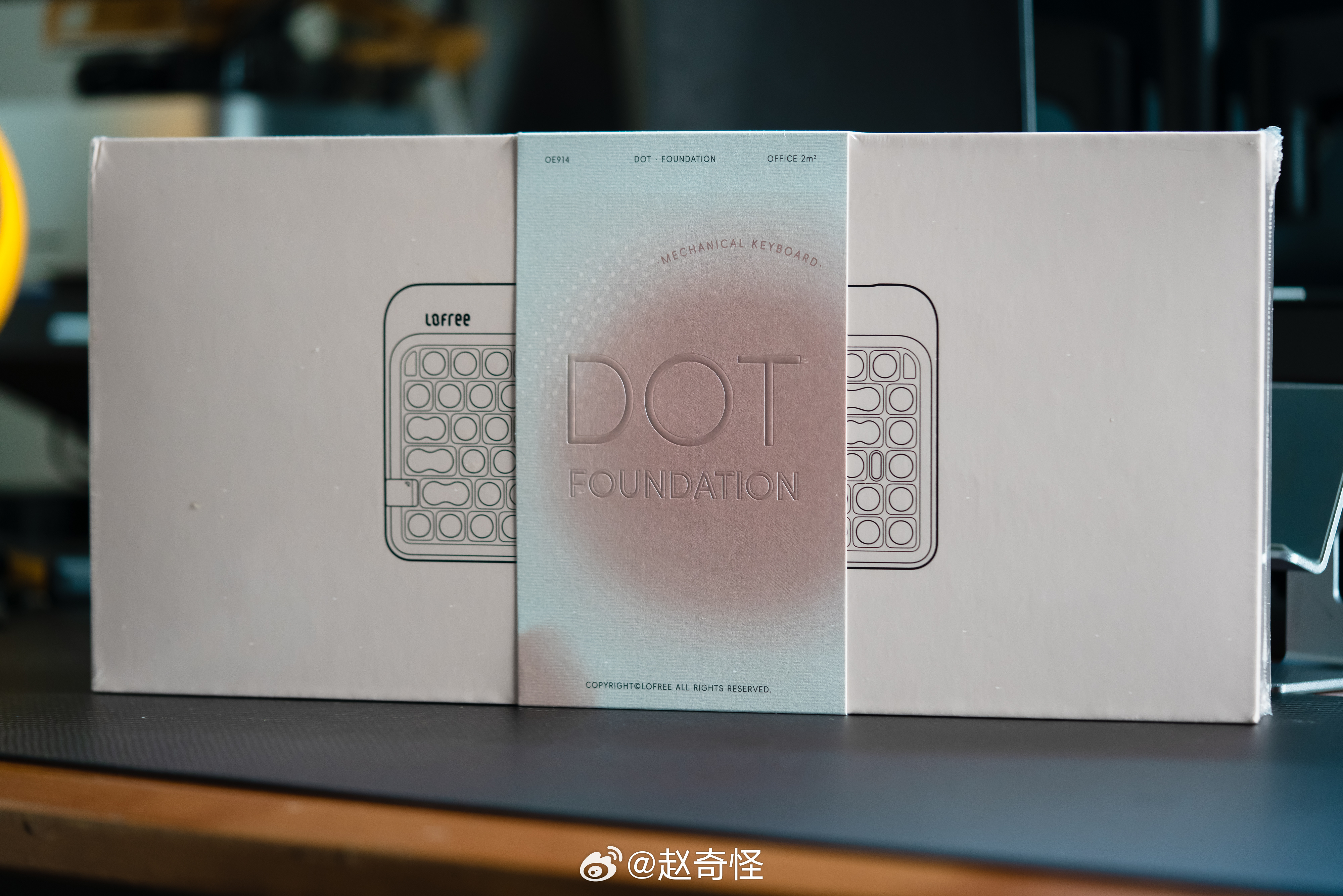 公主请用码字！Lofree洛斐粉底液键盘是一款专为女生设计的键盘。从外观看，就像