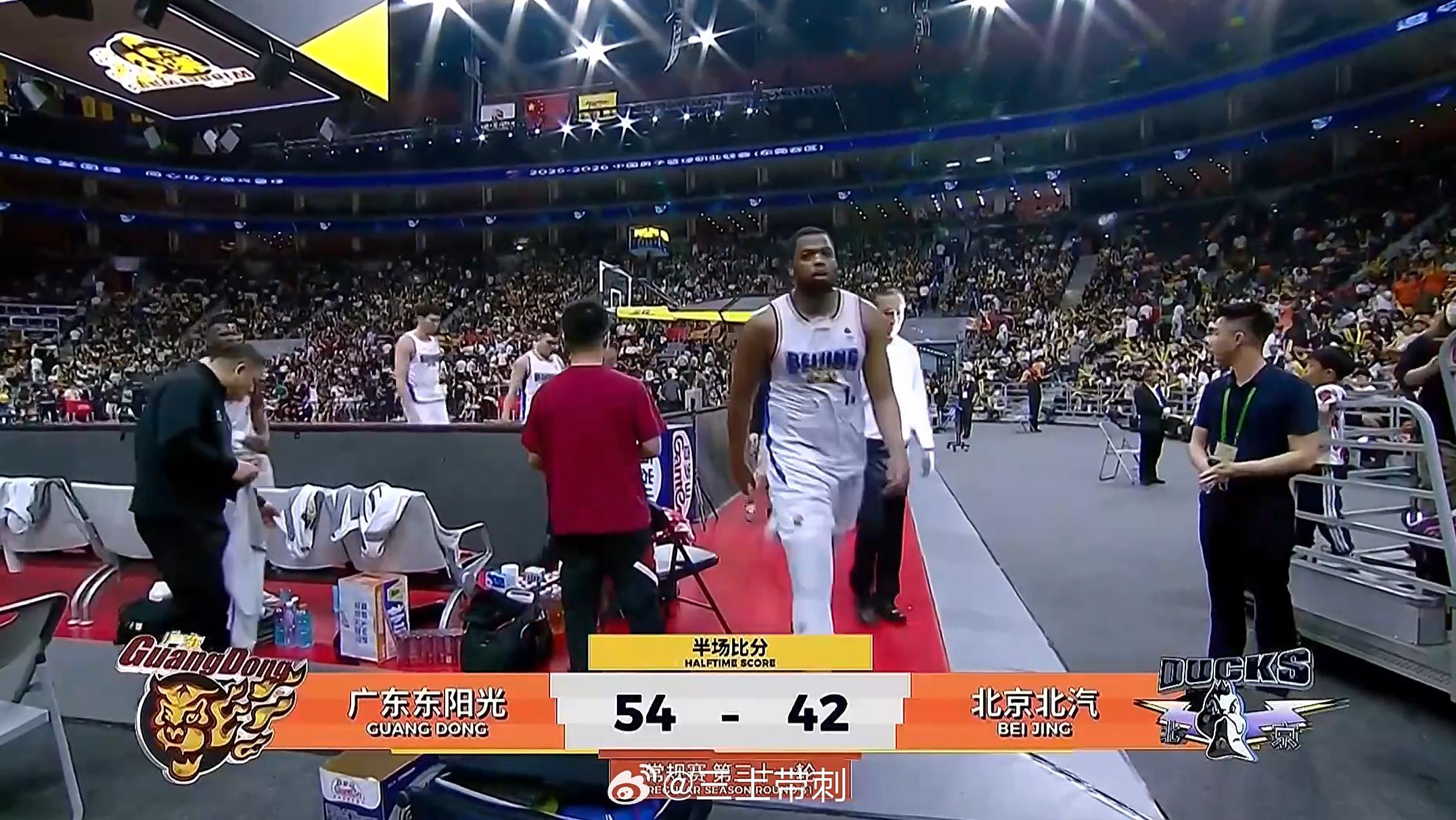 广东男篮vs北京男篮 北京首钢第二节一度落后达到20分，罚球15中7，周琦与熊二