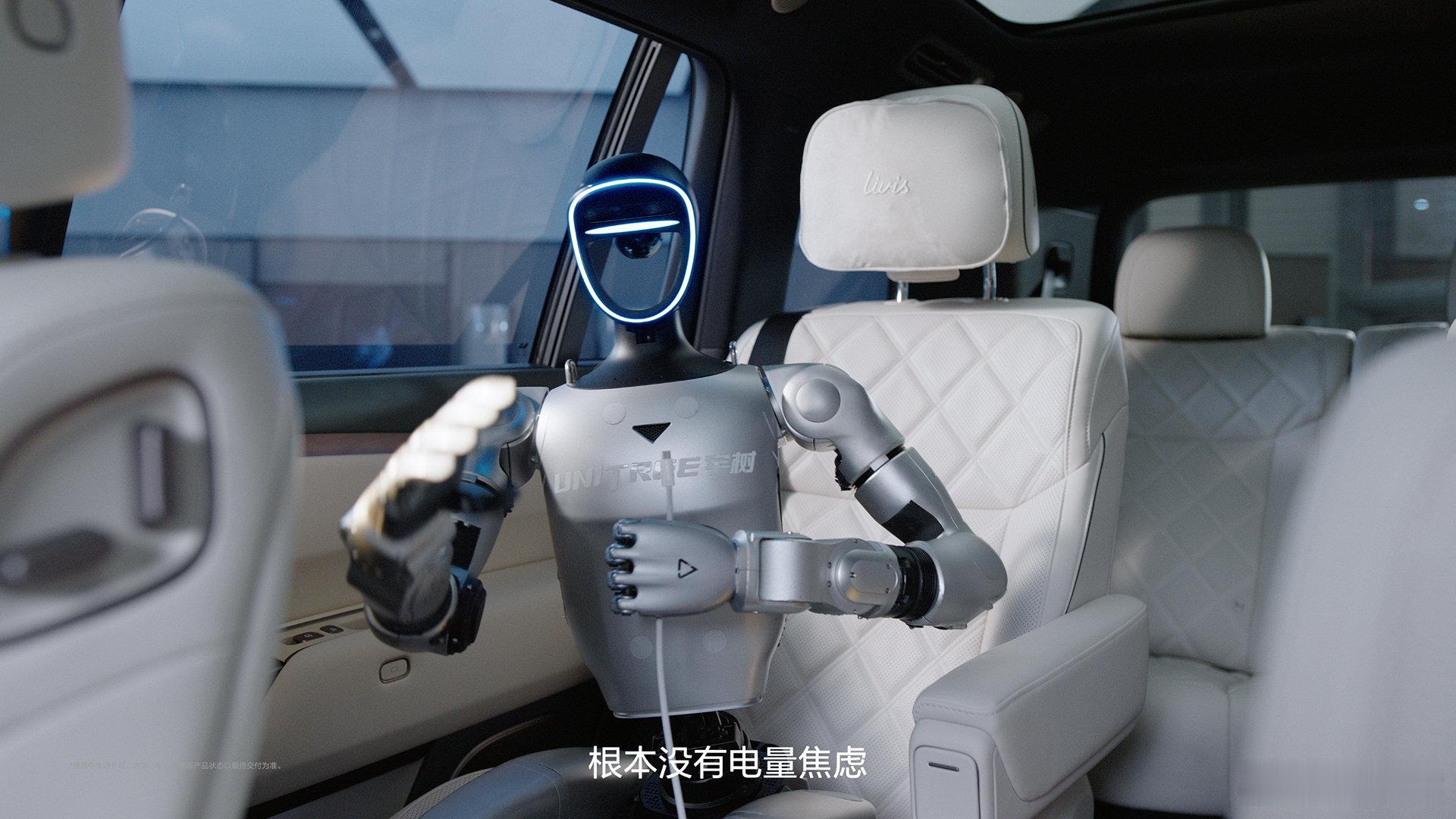 理想汽车宇树科技梦幻联动机器人坐二排拿了根充电线直接给自己充电，理想还真是天才，