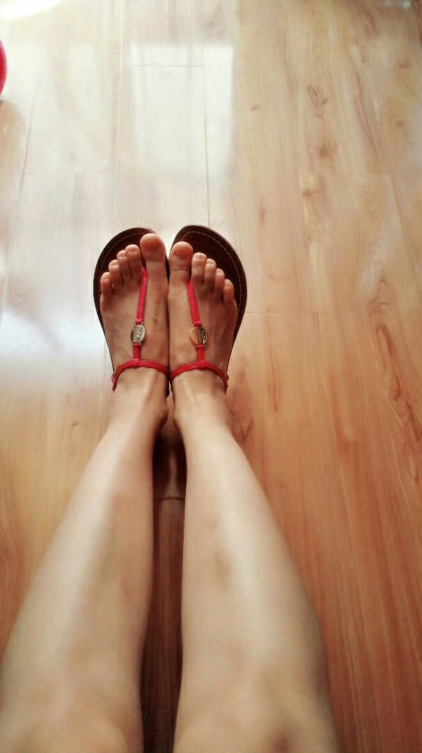 这是要证明自己脚长得好看，对鞋子有独特的审美嘛？确实挺美的