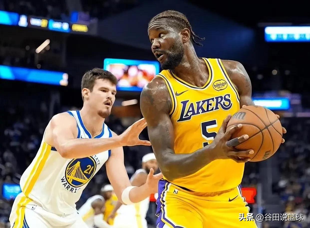 铁血抛投再现！北京时间3月1日，洛杉矶湖人队在NBA常规赛中轻取缺少多名主力的勇