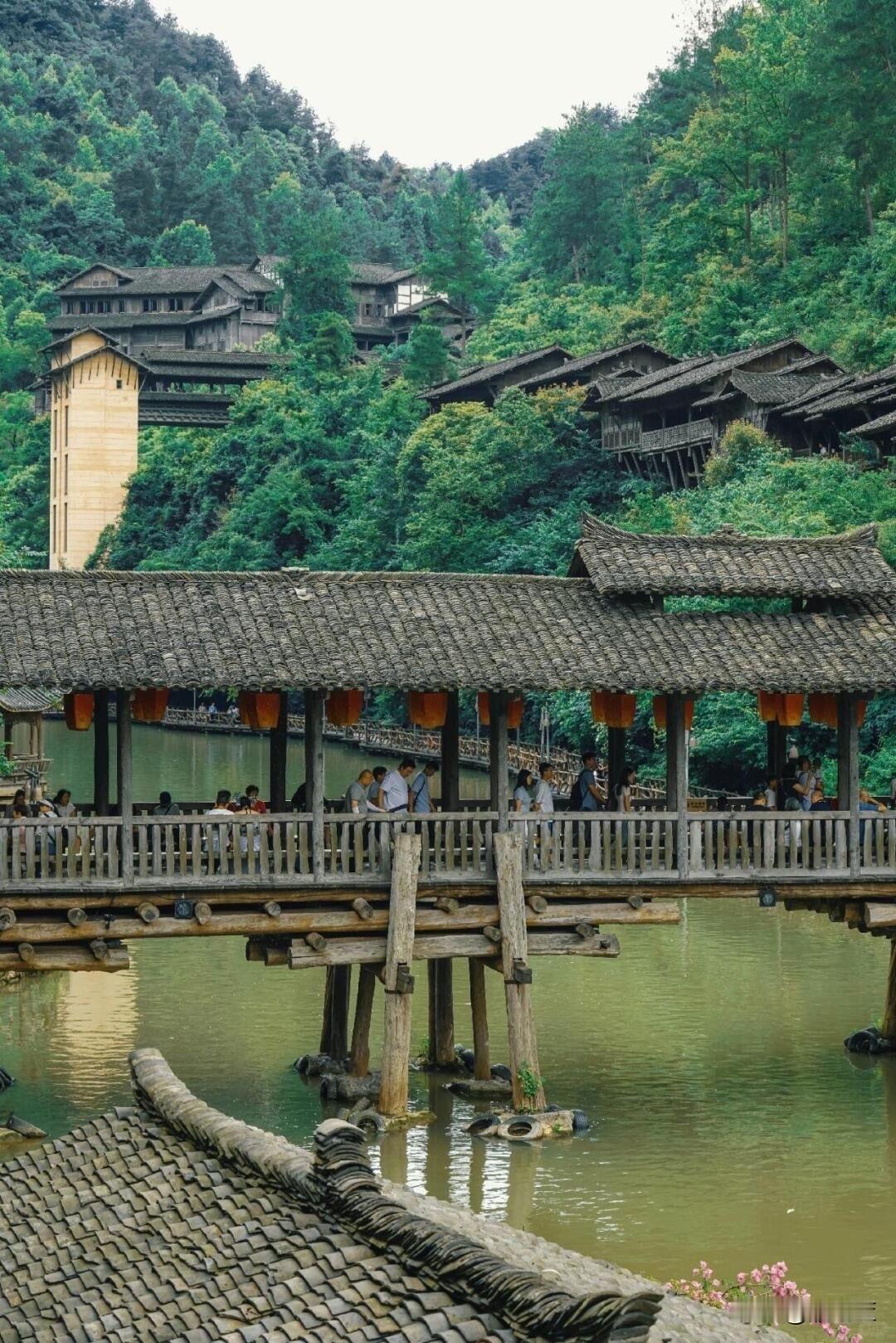 工地熬到脱皮！刷工友群被贵州白居易整破防了🏗️
 
在工地做资料员快三年，天天