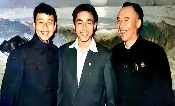 王铎：庄则栋与侯宝林、马季
在上世纪六十年代，中国乒乓球运动员庄则栋，连拿三届世