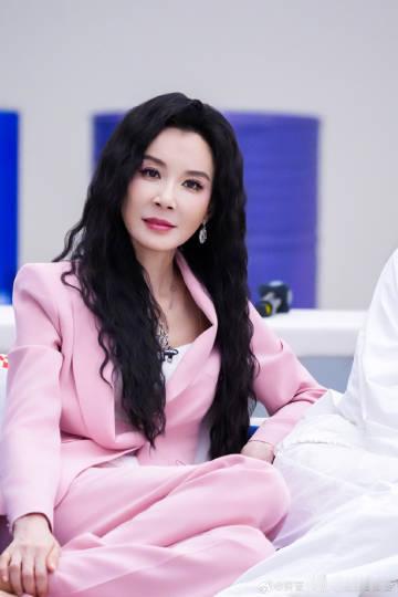 萧蔷萧蔷回应枣糕世界浪姐直播很难得艺人能这么放得开，萧蔷不避讳全网热梗，主动邀请