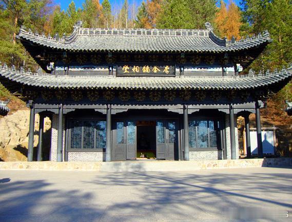 【李金镛祠堂】李金镛祠堂位于黑龙江省大兴安岭地区漠河县金沟林场西部一座山 腰上，