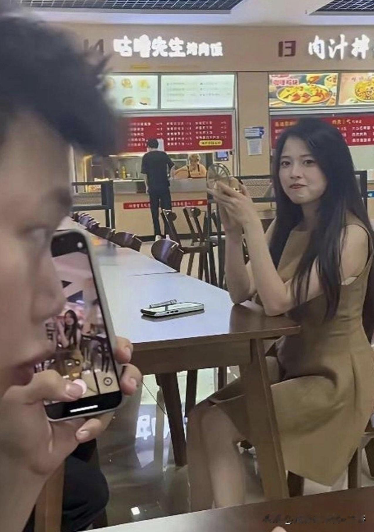 偷拍美女被发现，尴尬不尴尬！