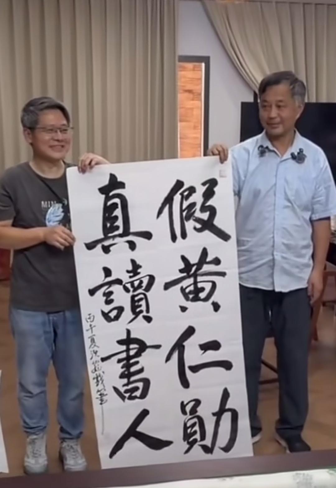 沈巍精神太充沛了，讲了一天的话，写了一天的字，没有表现出一丝疲惫，面对上门而来的