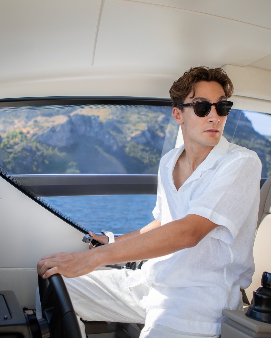 GeorgeRussell 一到夏休所有赞助商吻上来发新照片了🥹白衬衫，海风，