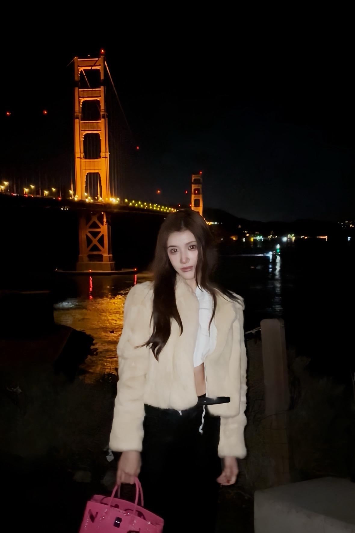 飞机延误了的三藩 让i人自己坐热闹的吧台吃饭 有种老实人脚趾抠出三室一...