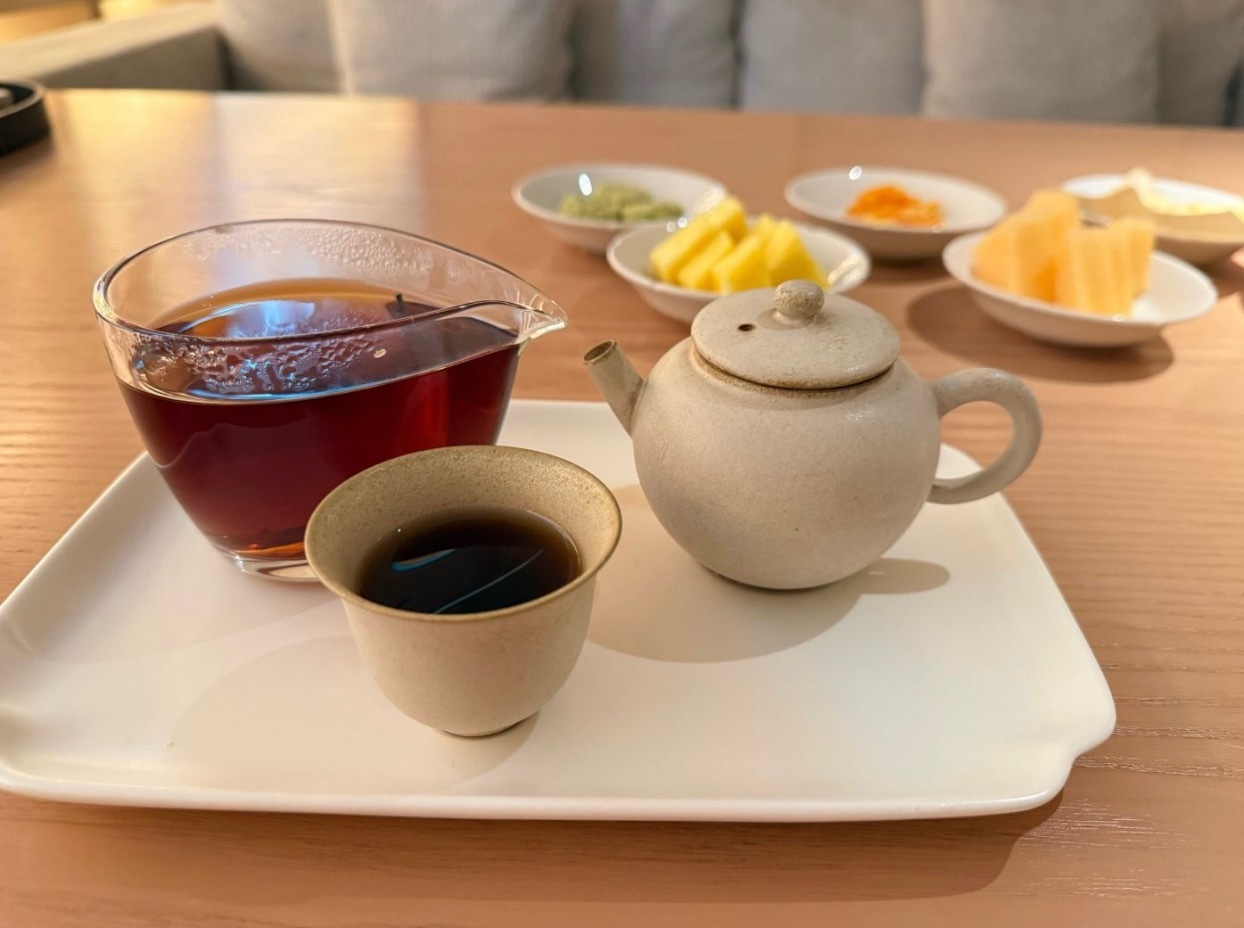 品茶赏器交友  泡茶的过程令人平静，结合茶中的有益成分，人就因此开心起来，身心也