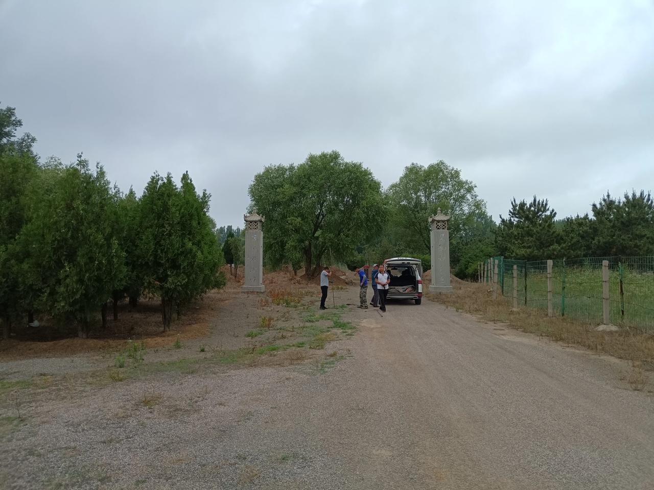 前天勘探从某个大家族的墓地路过，现代人的就不勘探了，接着路过一片被小企业挖下去采