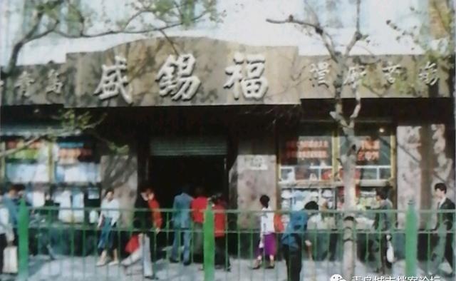 老照片：1956年盛锡福帽厂完成公私合营，职工们纷纷向原经理祝贺

刘锡三本名叫