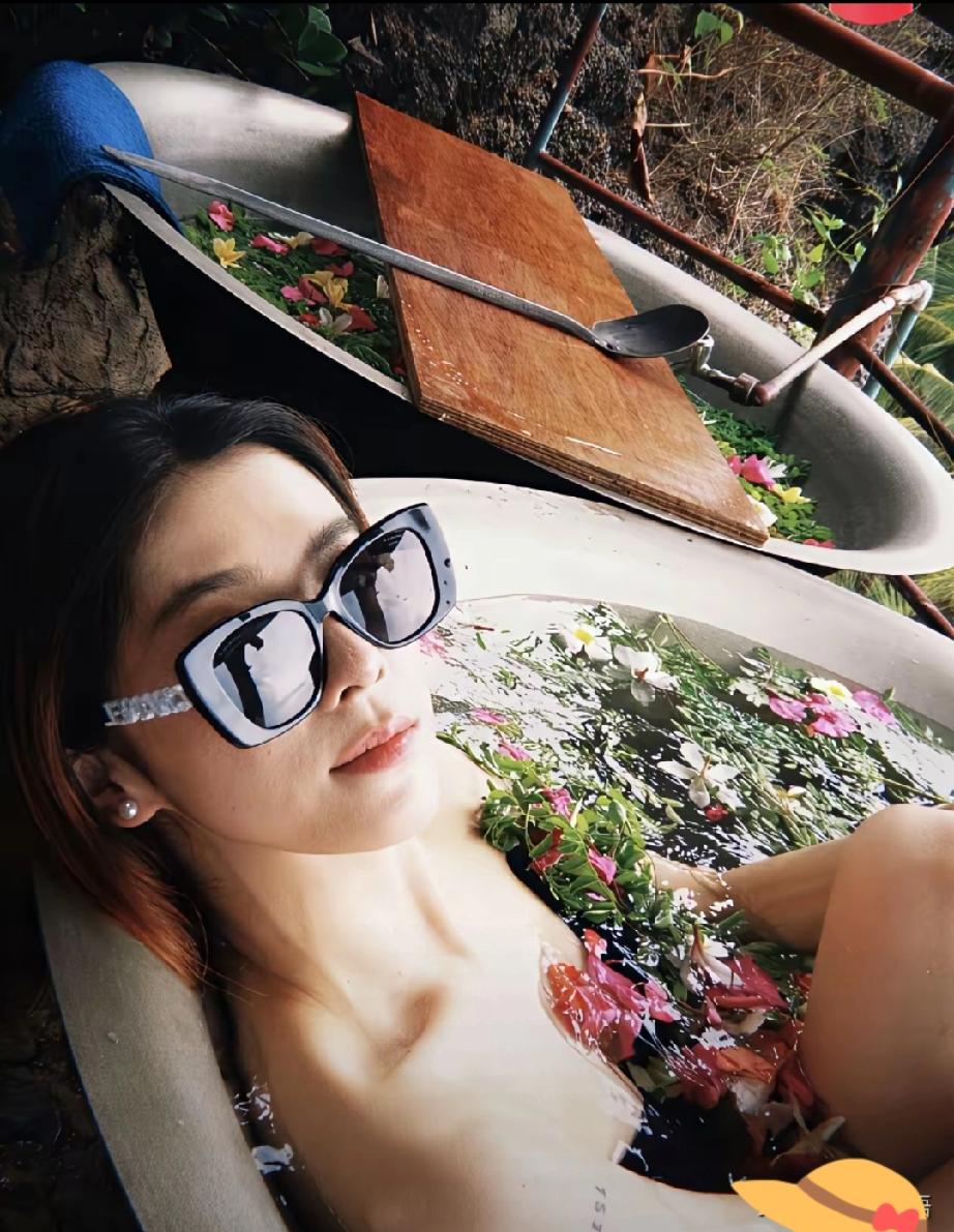 美丽姐：我先放一盆水，我再往盆里洒满花花和草草，然后就安静等待，等待我那接孩儿回