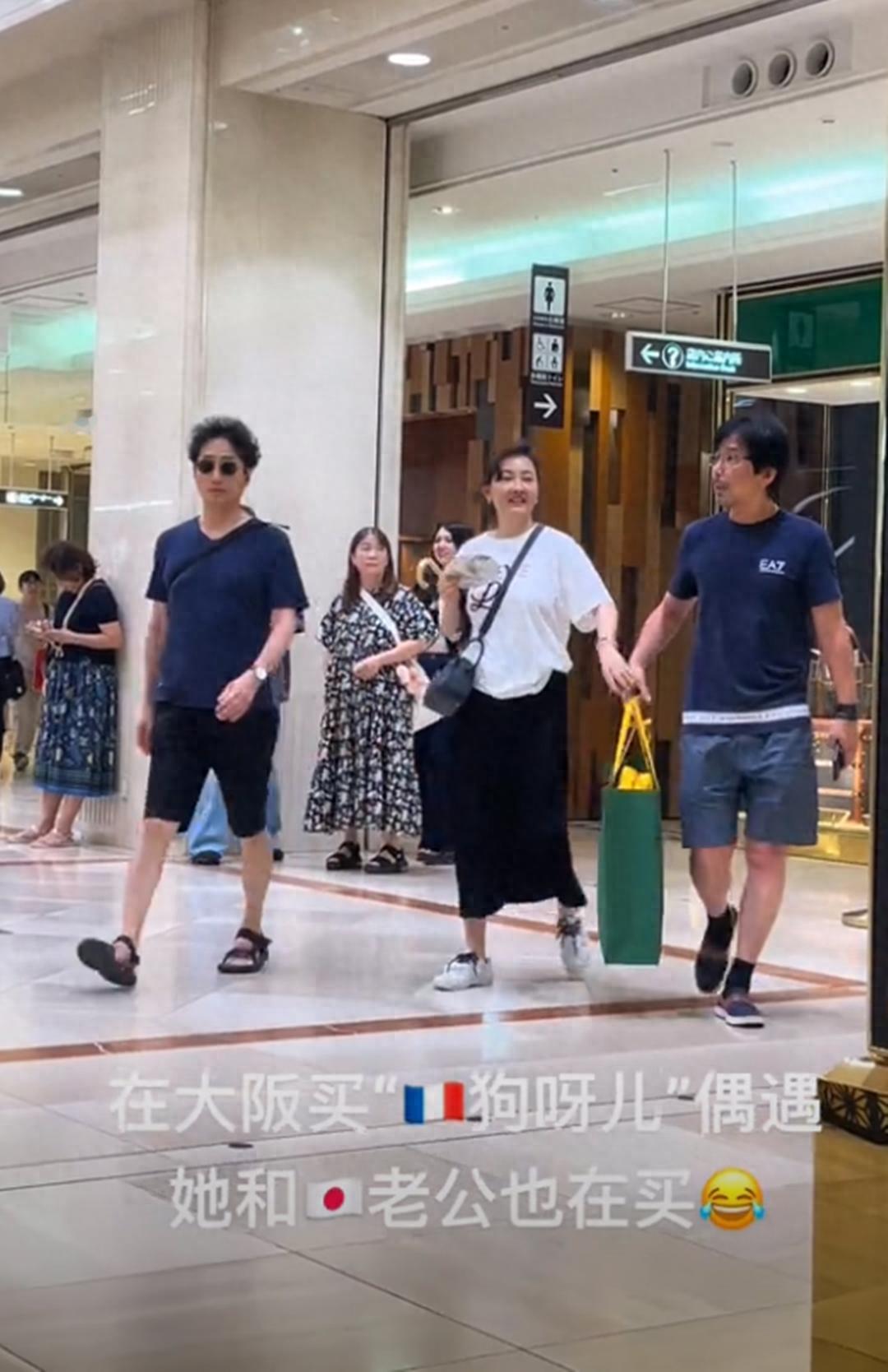 许久未见的牛莉夫妇日本逛街被偶遇

大8岁富豪老公露面

一身名牌很显年轻，两人