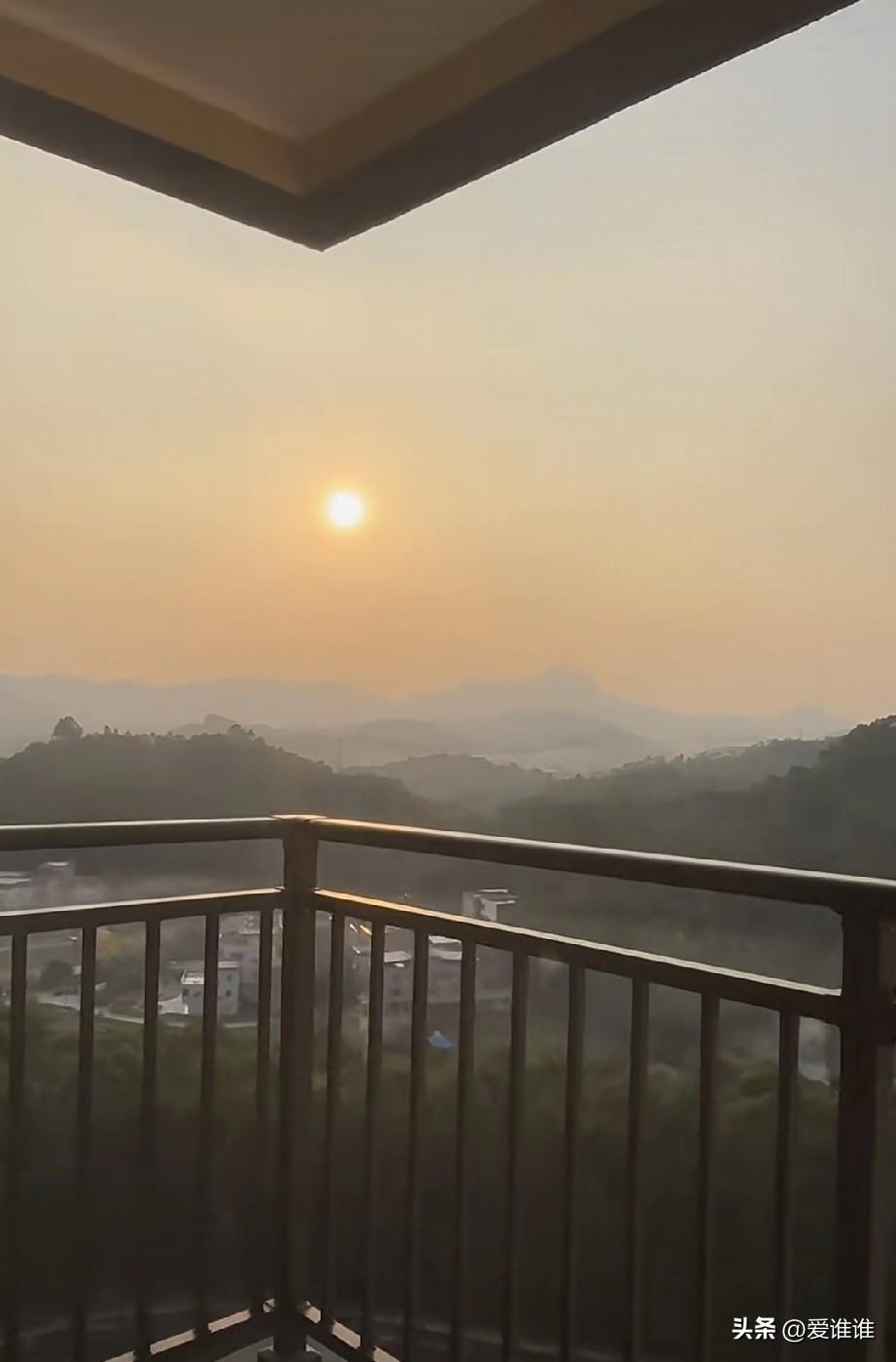 成都，男子老刘花600多万买别墅，签完合同才发现小区对面就有个公墓，直线距离才6