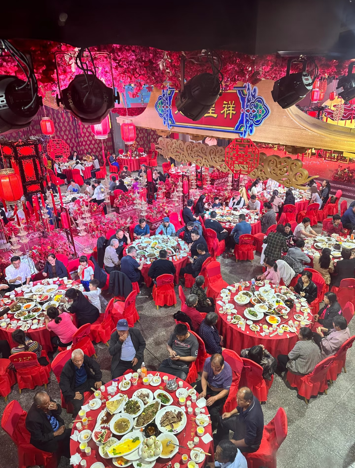 我们河南的习俗是最后两道菜一个是主食一个是汤，上完就表示酒席结束了，我想全国各地