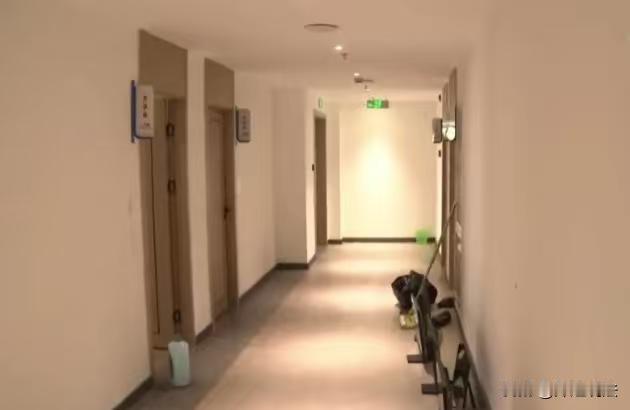 浙江，情侣俩入住了酒店，做完了欢快的事情，二人就各自放松。这时房门突然被打开，闯