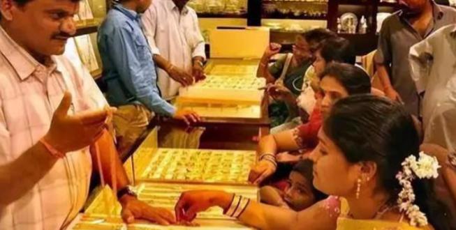 印度想把自己存在美国的黄金运回家，美国不让。可另一边，中国却用聪明的办法，把黄金