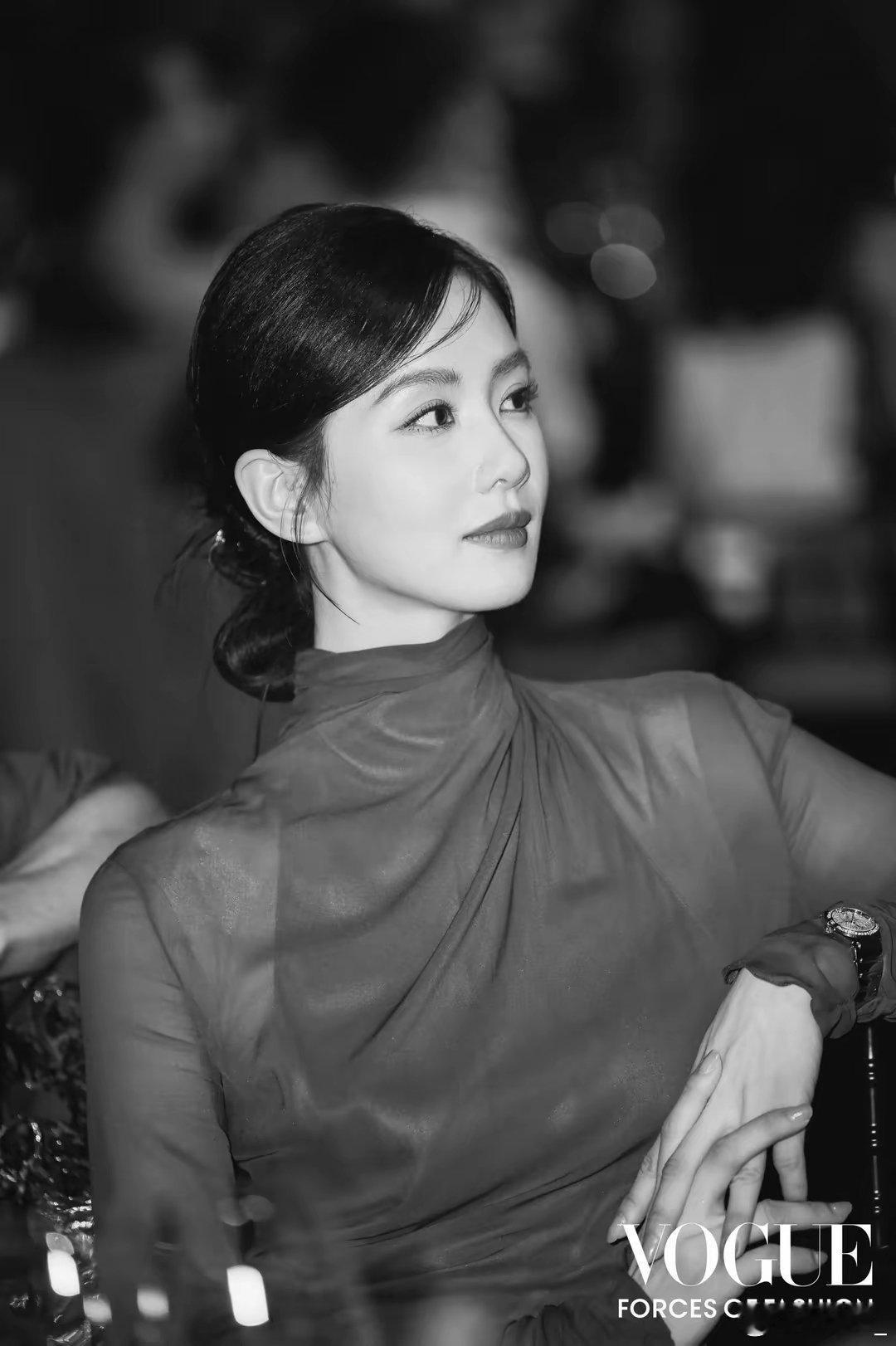 Vogue内场图：刘诗诗英气十足刘诗诗用手撑着椅背🪑，她两只手交叉在一起，刘诗