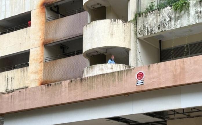 珍惜生命，今（29日）清晨6时44分，香港葵涌石荫商场一名男子被发现倒卧商场平台