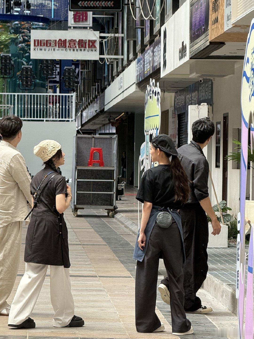 金瀚卜冠今到潮汕录综艺  潮汕录制现场热闹得很，一波接一波嘉宾到场，金瀚卜冠今这
