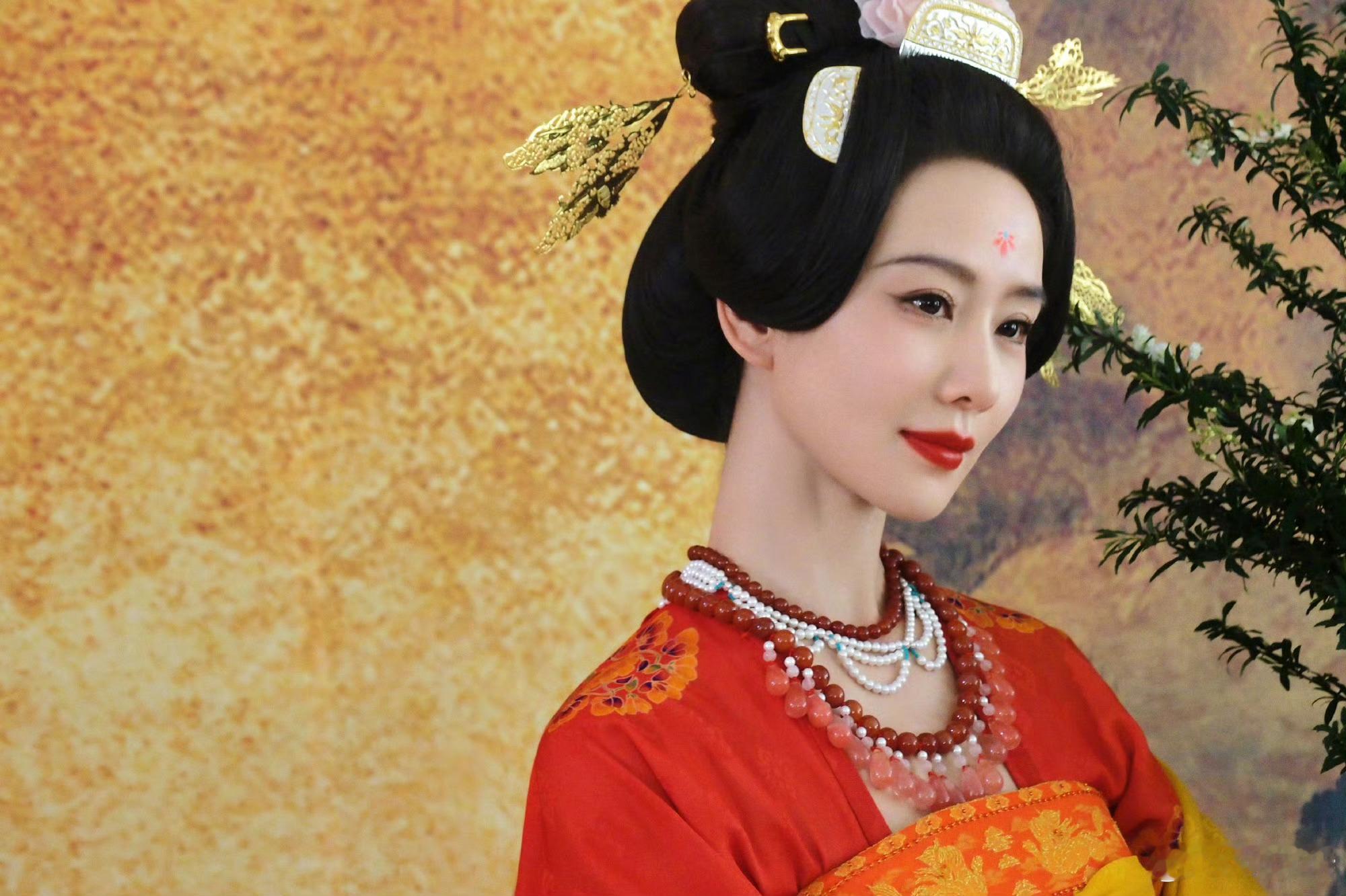 #刘诗诗元宵节还没过#刘诗诗的元宵节祝福，如同明月般皎洁，照亮每一个粉丝的心房，