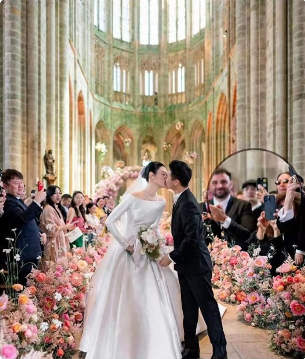 王嘉尔更新婚礼现场照片，陈学冬伤后现身送嫁，兄弟姐妹好多人