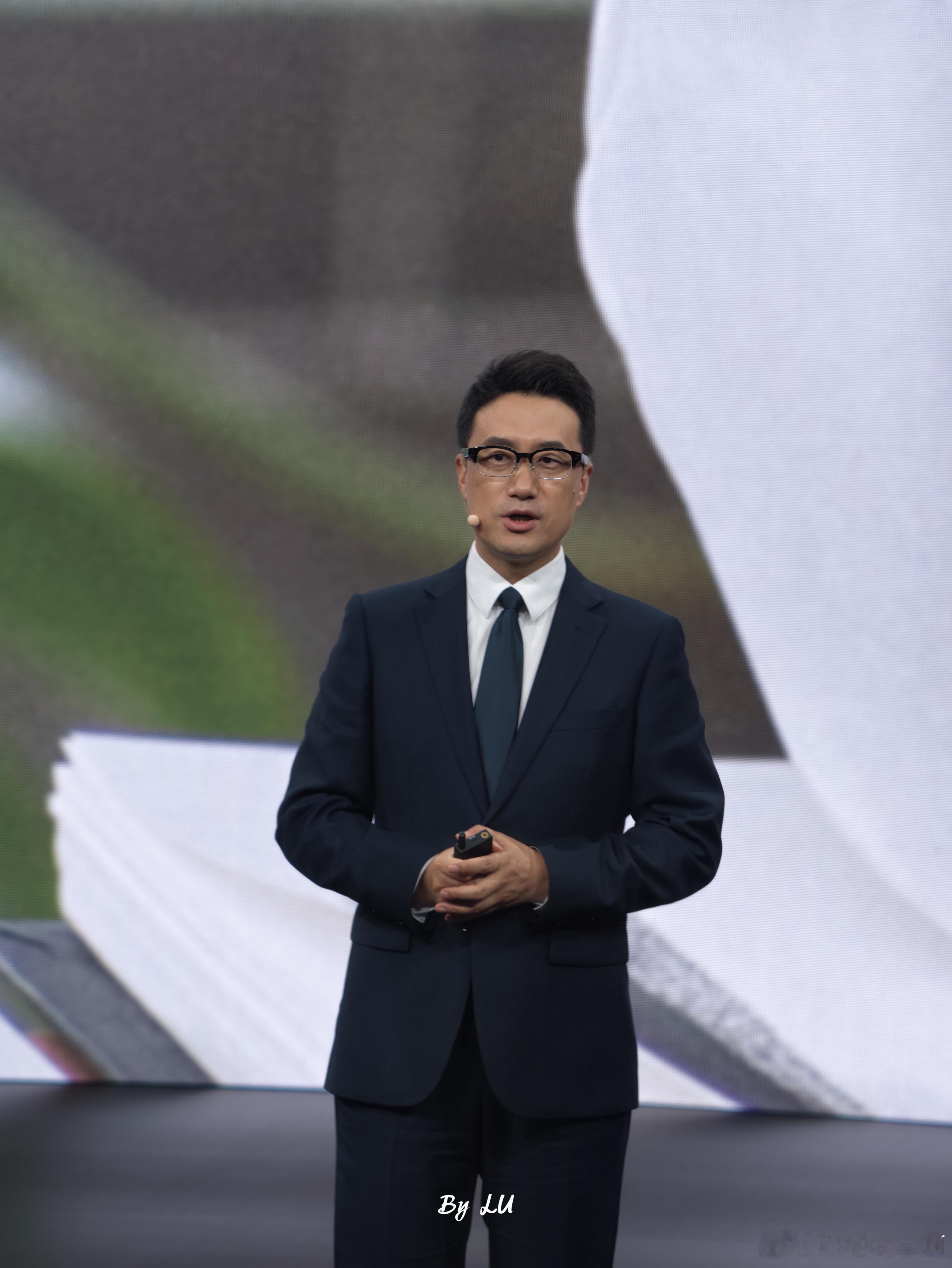 何刚戴的是新产品，华为 AI 眼镜 