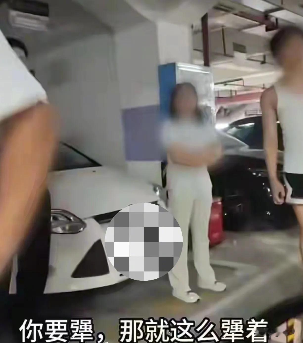 彭女士已经被停职。
停职只是第一步，接下来还要面对处罚。
第一、可能面临开除的可