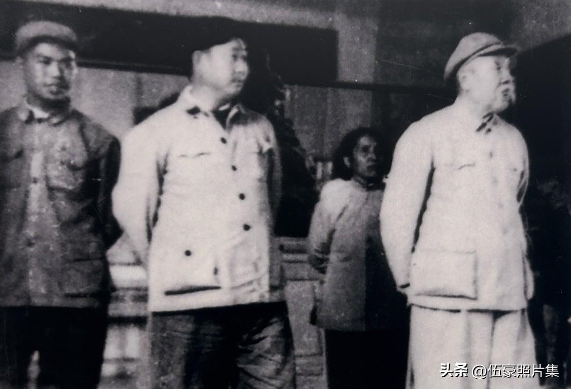 1958年3月，董必武第二次回乡视察家乡红安期间，在观看县文化馆简陋的革命文物展