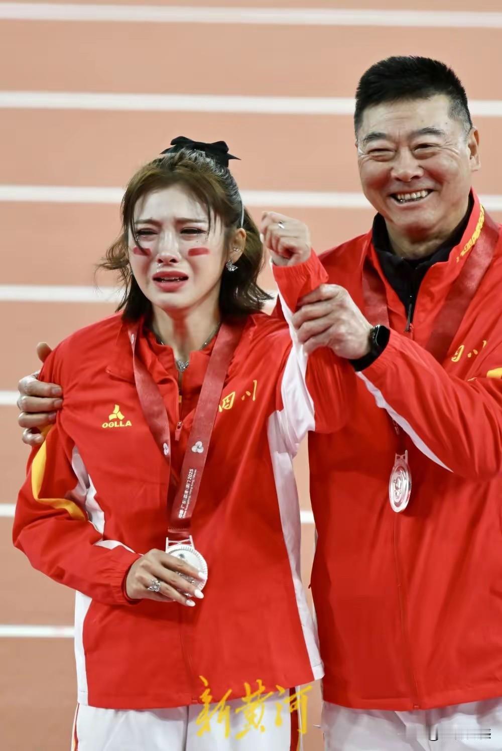 得个银牌，哭成这副样子，这也太没有出息了，平时看这个人挺高调的，也是非常活跃的，