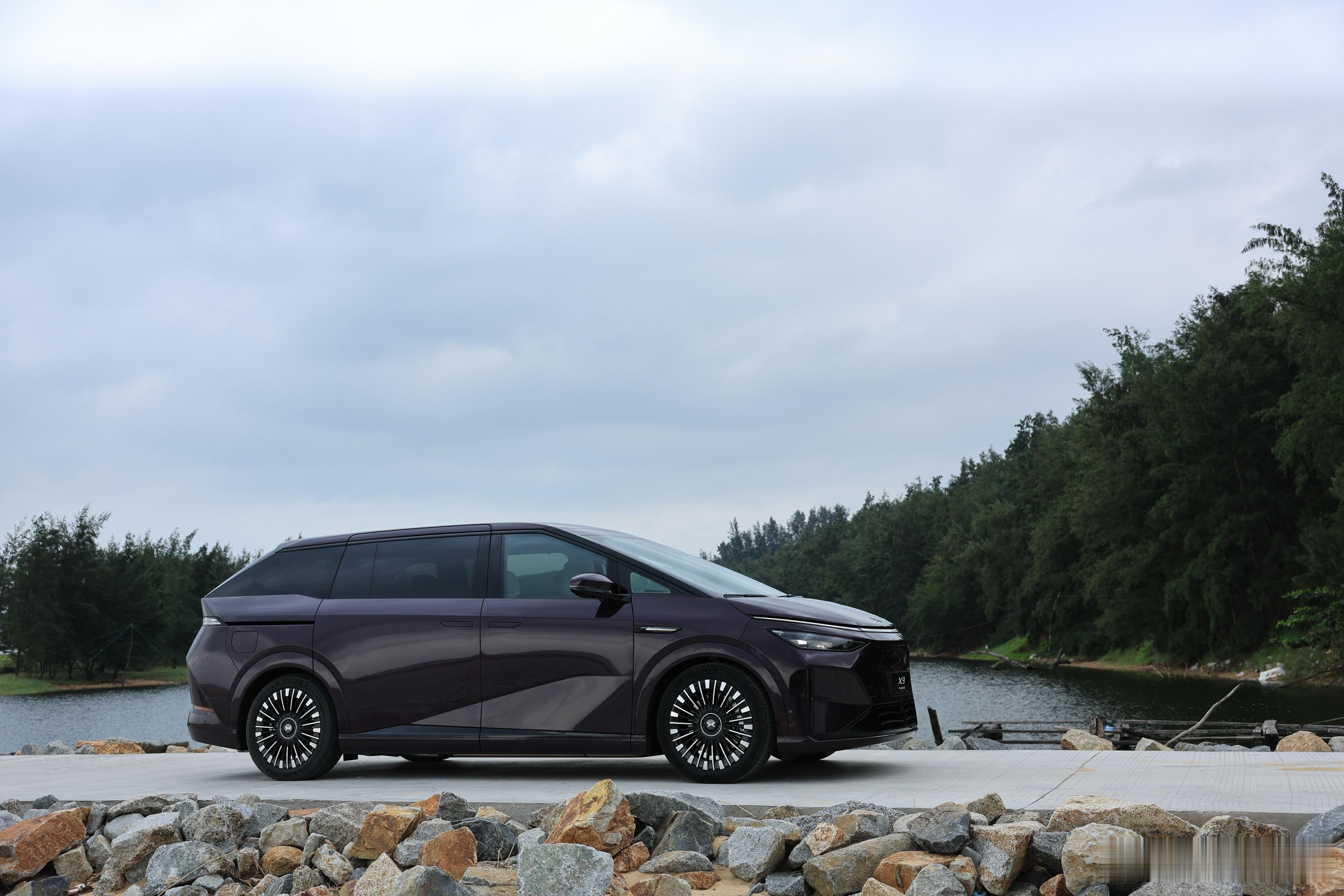 一台MPV将续航做到极限会是什么样子？小鹏X9超级增程纯电续航452km，综合续
