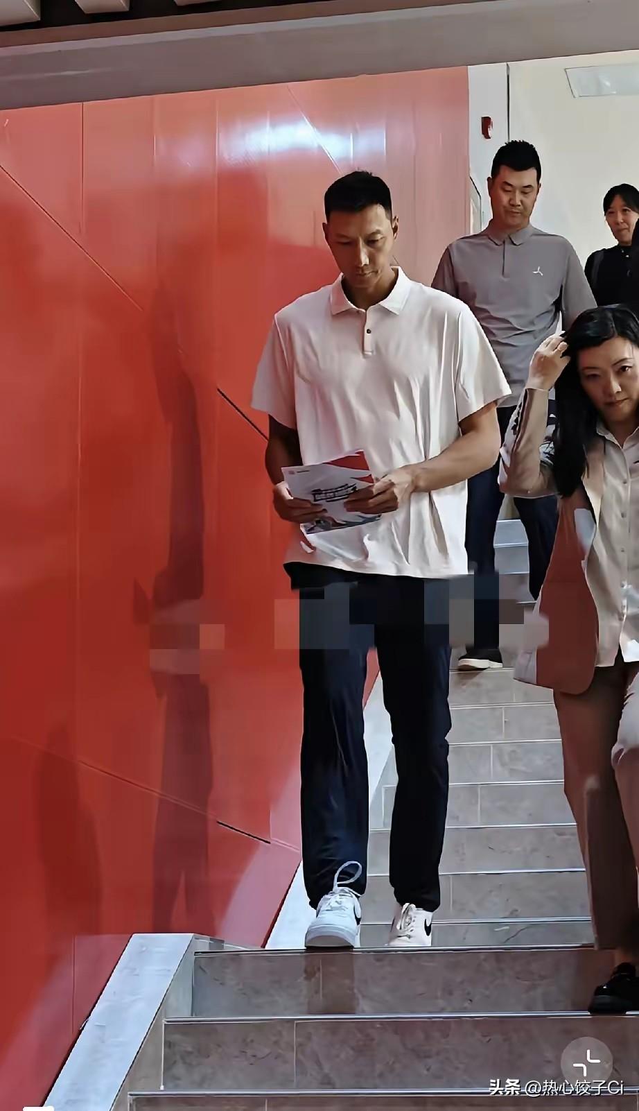 易建联退役时发言，谢谢姚主席，久等了。我的感谢顺序是按身高排例，以前很多人都希望