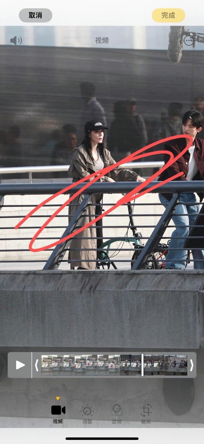 迪丽热巴常华森骑自行车路透来自两人新剧拍摄，骑行场景布置贴近现实，服装造型符合角