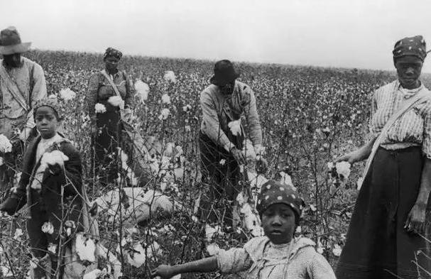 欧洲为什么那么有钱？你以为是工业革命？别逗了。
 
就连保加利亚那种欧洲东南角的