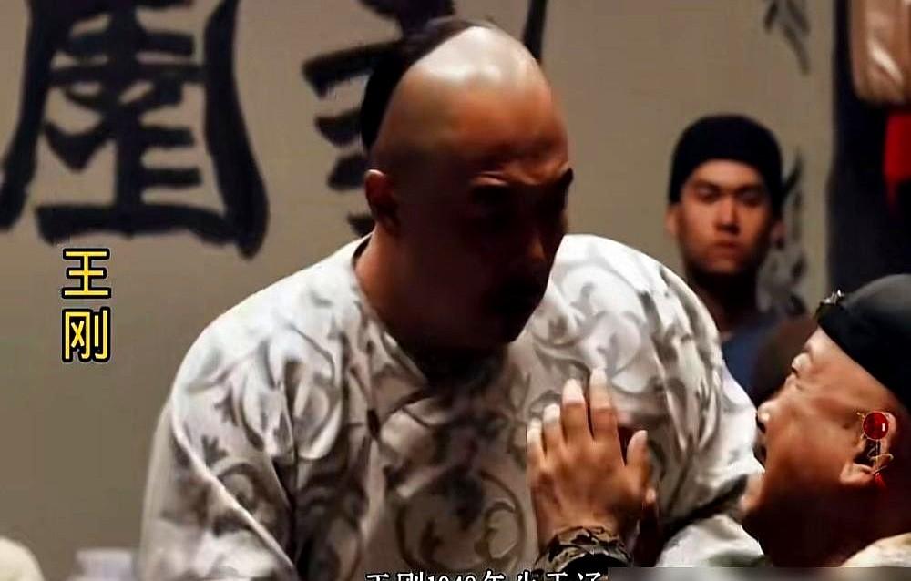 别再说张国立没帅过，回去翻翻80年代的《顽主》，那张脸和那股劲儿，简直是降维打击