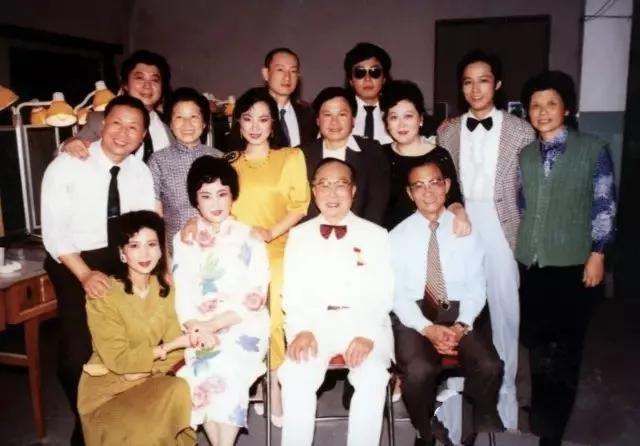 这张合影我只认出王文娟 陈述
王文娟右手边像是吴海燕，后排头发少的应该是关栋天