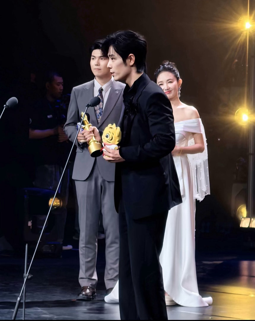 肖战倪萍合影肖战倪萍颁奖合影肖战生图妆感真好看啊 