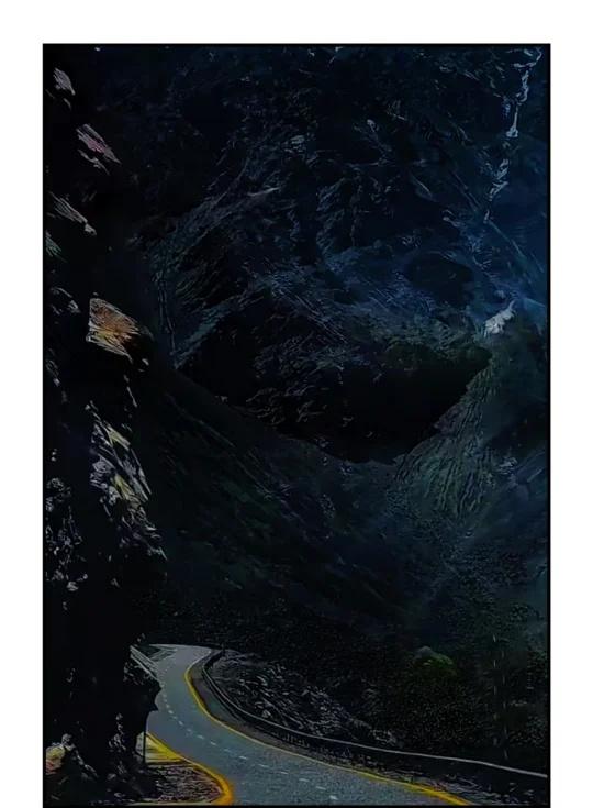 《山海弯道：一转弯，浪漫与自由撞个满怀》
🌌谁能拒绝在这样的山路上奔赴自由呢？