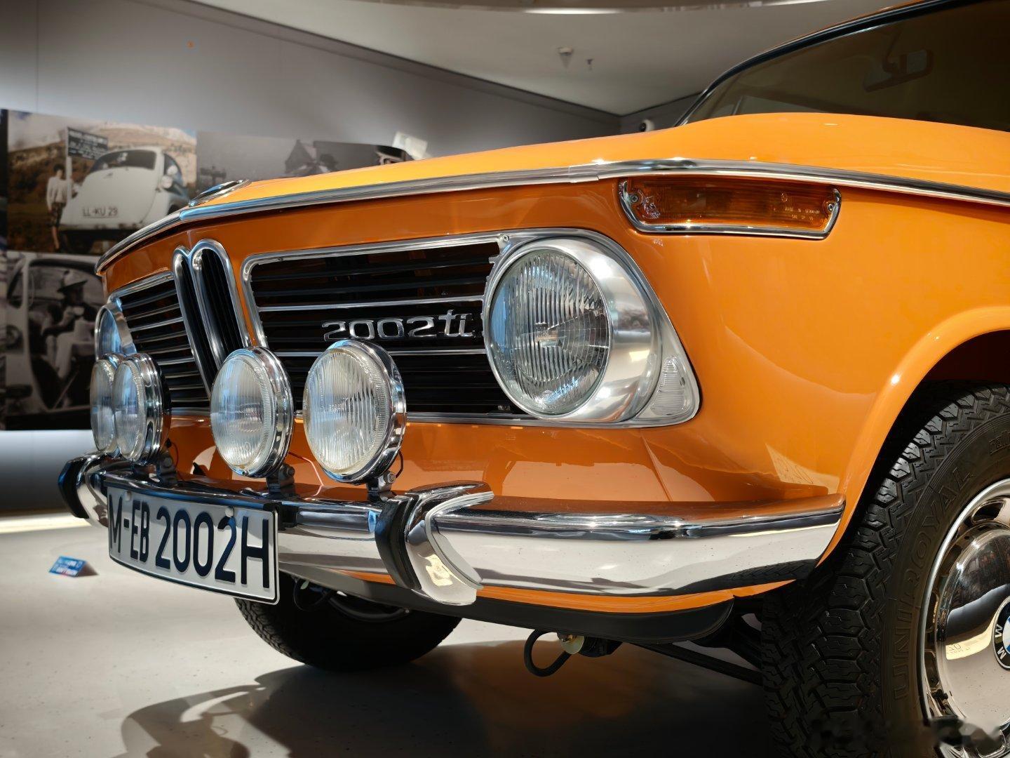 一个人逛宝马博物馆，没有任务，细细的看，越看越感慨一件事——贯穿式大灯，真是太太