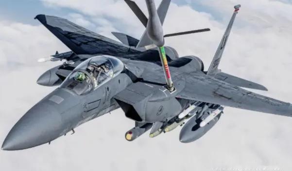 美军这F-15E战机从印度洋迭戈加西亚基地起飞的F-15E战机，飞着飞着发现少了