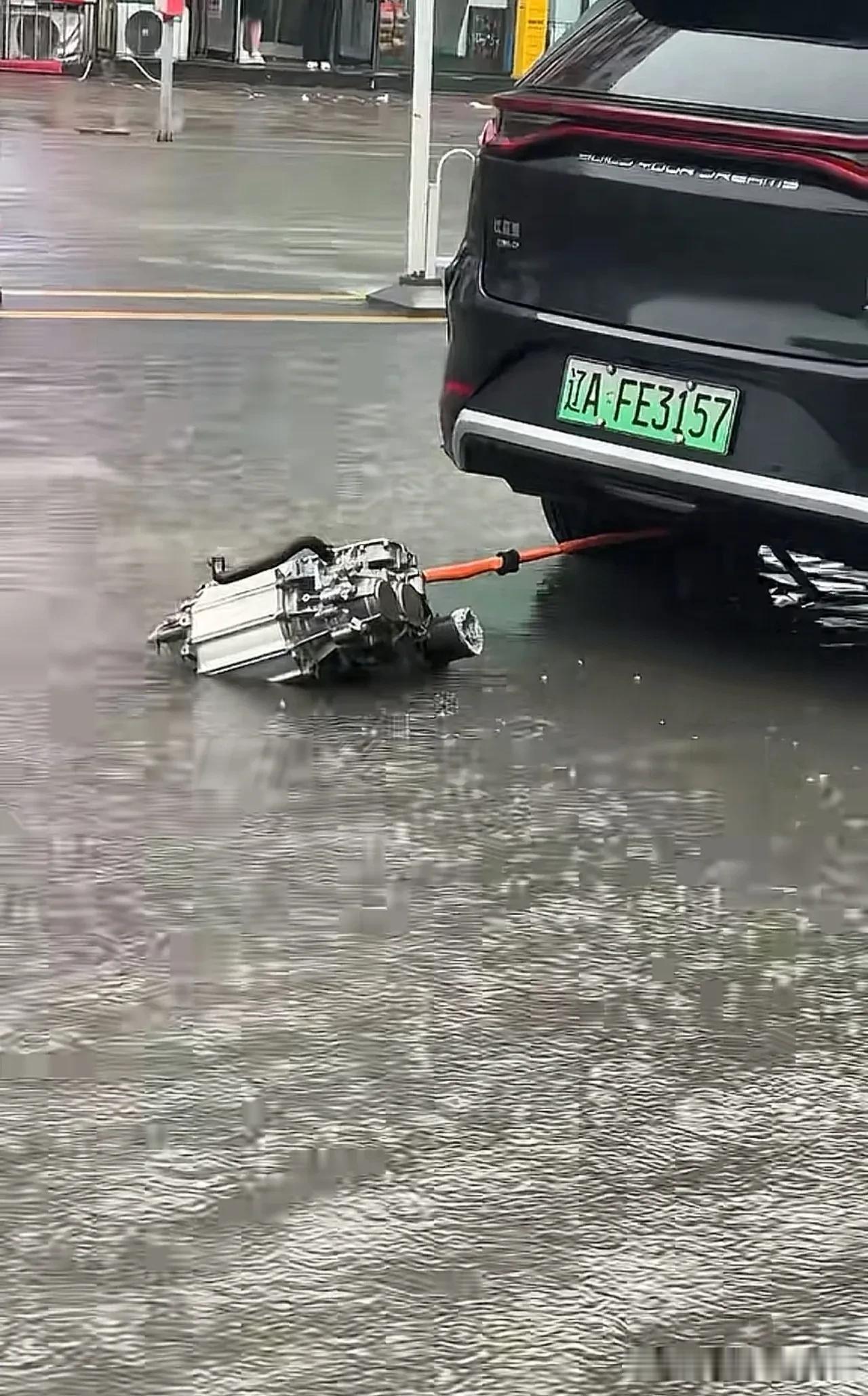 这玩意怎么还能掉出来呢？
汽车发动机是最核心硬件，怎么还能掉出来，
都说现在车企